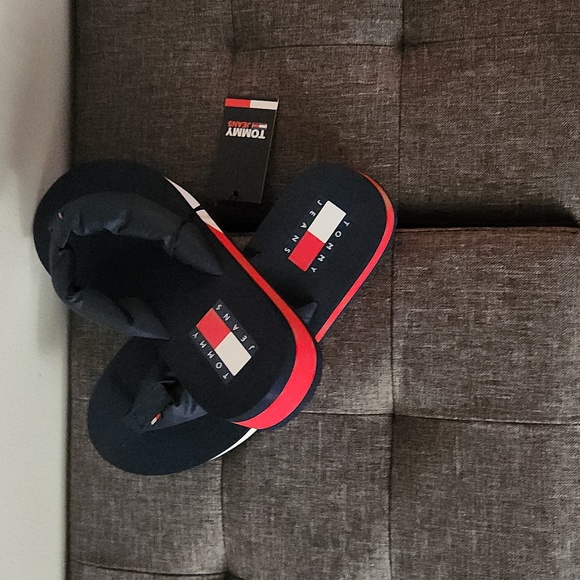 Tommy Hilfiger size 9 & 10 Blue thong sandals. - Picture 3 of 5